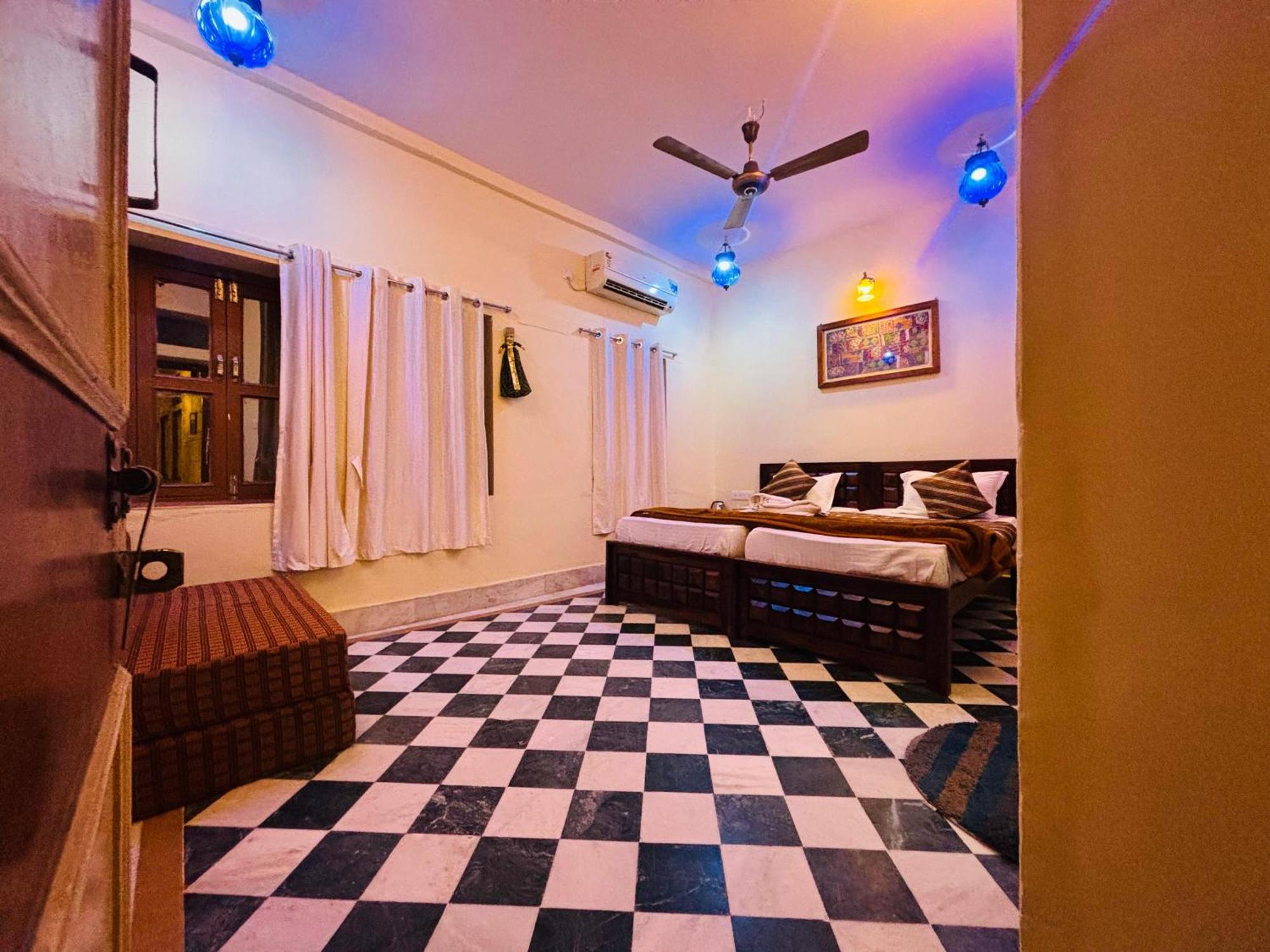 Hotel Renuka Джайсалмер Екстериор снимка