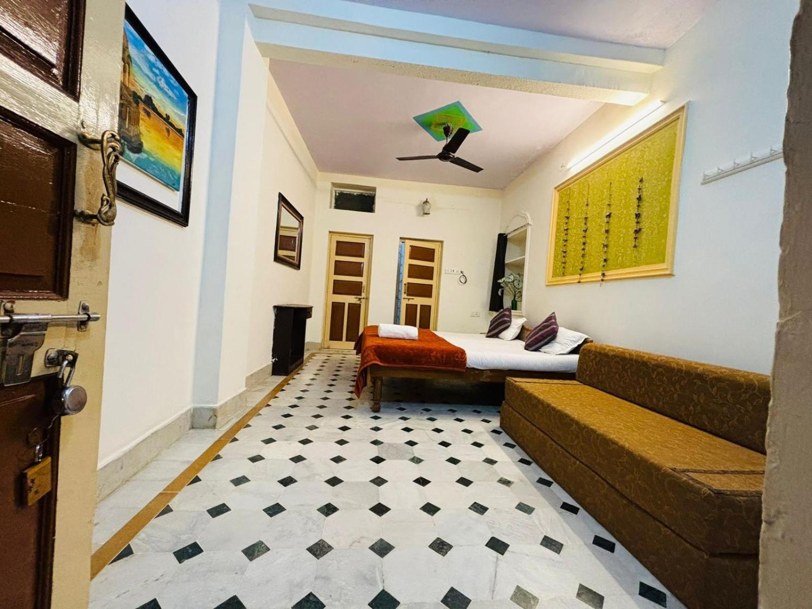 Hotel Renuka Джайсалмер Екстериор снимка